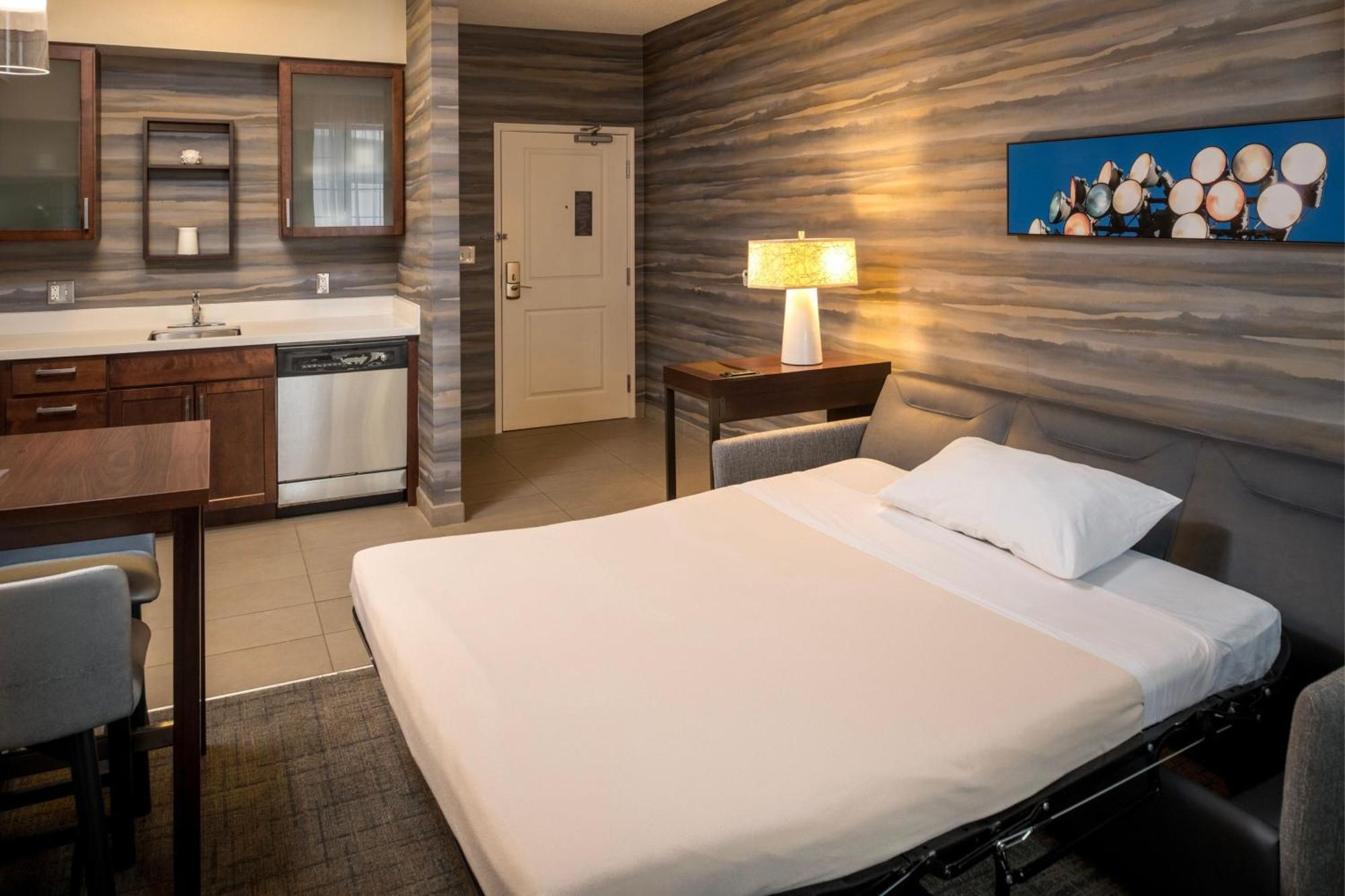 One-Bedroom King Suite with Sofa Bed and Adapted Tub - Mobility and Hearing Accessible
